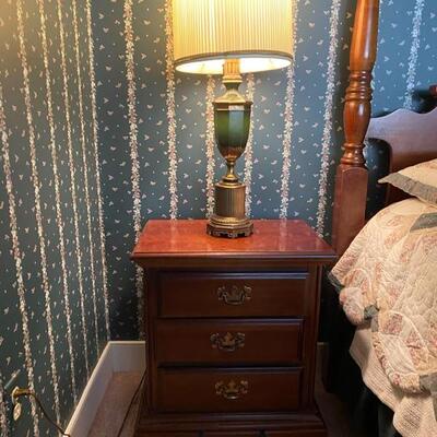 J - 513. 4 pc Queen American Drew Bed, Dressers, Mirrors, & Lamps