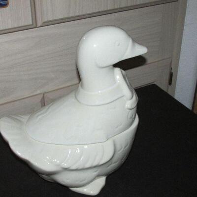Lot 20-Ceramic Duck Container