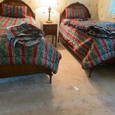 K - 527  2 - Twin Comforter Sets
