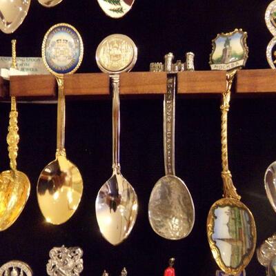 LOT 16  CASE 1 SOUVENIR SPOONS FROM NUMEROUS AREAS