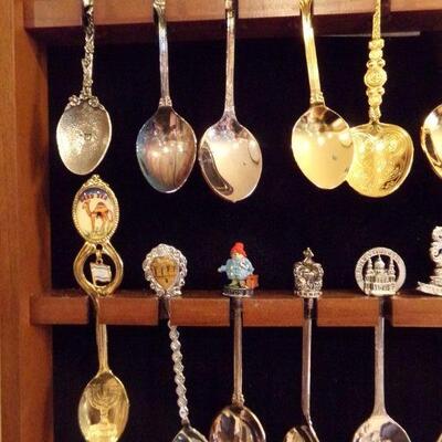 LOT 16  CASE 1 SOUVENIR SPOONS FROM NUMEROUS AREAS