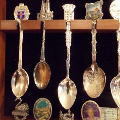 LOT 16  CASE 1 SOUVENIR SPOONS FROM NUMEROUS AREAS