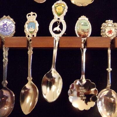 LOT 17   CASE 2 SOUVENIR SPOONS, VARIOUS SPOONS FROM NUMEROUS AREAS