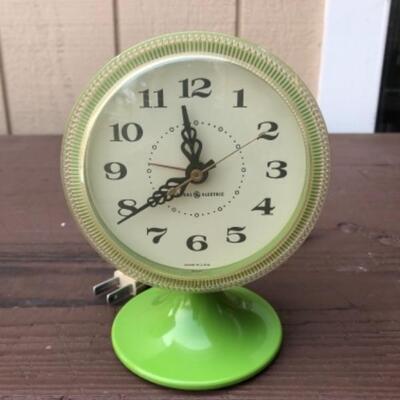 Lot 52: General Electric Clock: Green, 1950â€™s 