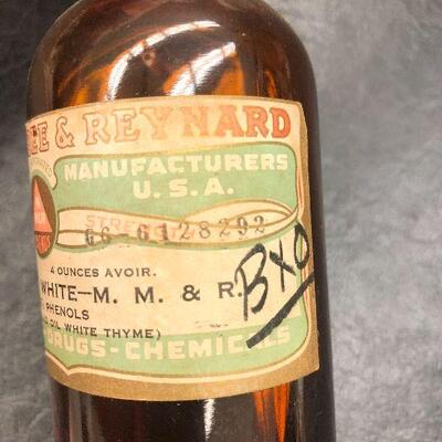 U83: Vintage Apothocary Bottles.