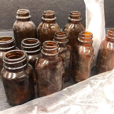 U85: Vintage Apothocary Bottles