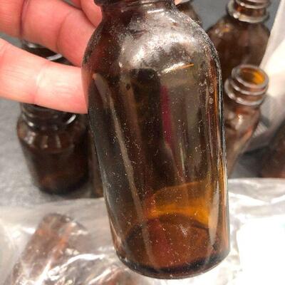 U85: Vintage Apothocary Bottles