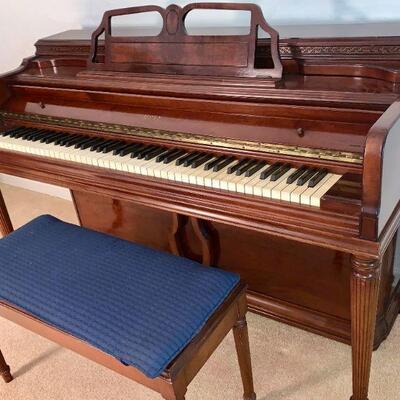 LOT 1  STUDIO CONSOLE GULBRANSON PIANO & BENCH 