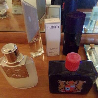 LOT 50  NUMEROUS PERFUMES WITH MIRRORED TRAY
