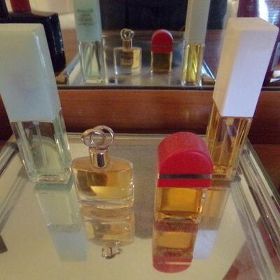 LOT 50  NUMEROUS PERFUMES WITH MIRRORED TRAY