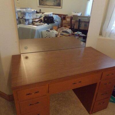 LOT 59  DESK WITH FOUR DRAWERS ON EACH SIDE