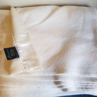 Lot 229: Vintage Fieldcrest Blanket