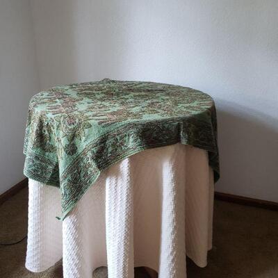 Lot 247: Table with (2) Tablecloths 