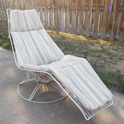 LOT 257: Mid Century Modern Homecrest White Metal Lounge Chair