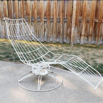 LOT 257: Mid Century Modern Homecrest White Metal Lounge Chair