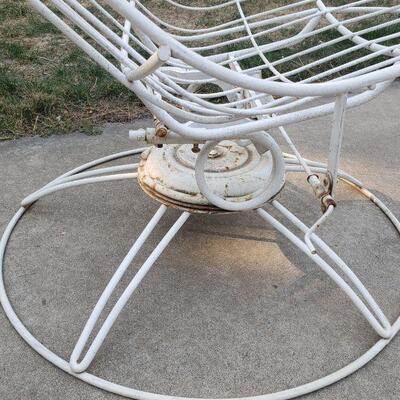 LOT 257: Mid Century Modern Homecrest White Metal Lounge Chair