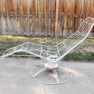 LOT 257: Mid Century Modern Homecrest White Metal Lounge Chair