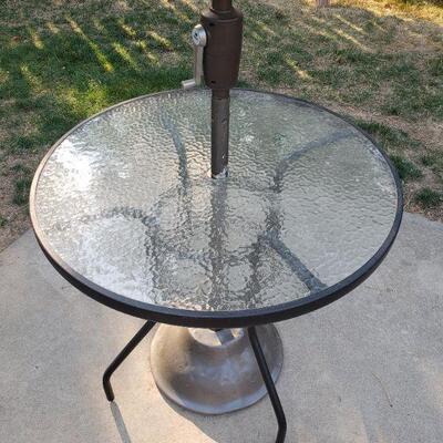 LOT 260: Small Outdoor Patio Table and Umbrella 