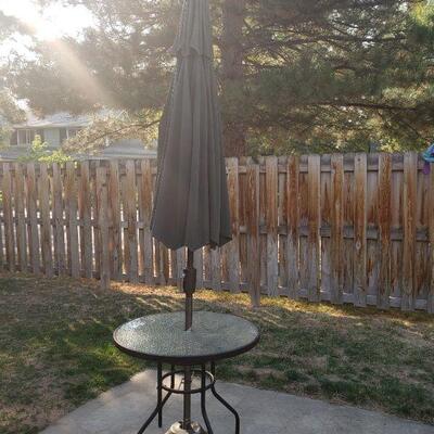 LOT 260: Small Outdoor Patio Table and Umbrella 