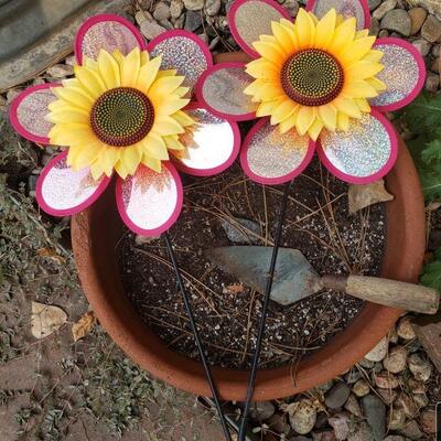 Lot 268: Ceramic Planter, Spade & 2 Whirling Flowers 