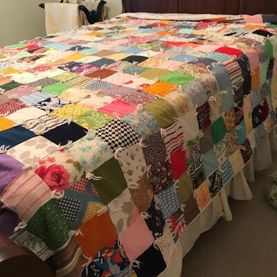 Lot 21 - Quilt Rack with 4 Quilts