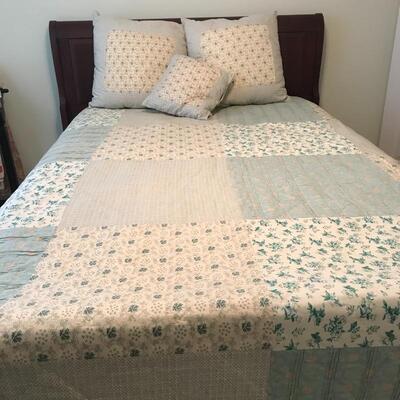 Lot 22 - April Cornell bedspread and Pillow Shams