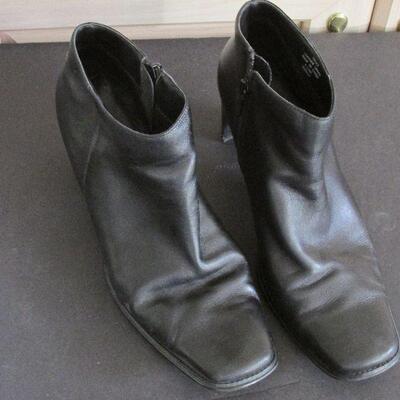 Lot 138- Villager Leather Heels