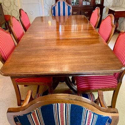 LOT 19 DUNCAN PHYFE DINNING TABLE 10 CHAIRS