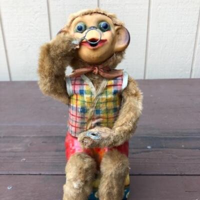 Lot 503: Monkey Blowing Bubbles: Mechanical, Battery Operated, Tin & Faux Fur, Made in Japan