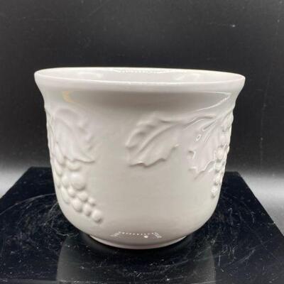 White Pottery Small Grapevine Pattern Planter Pot