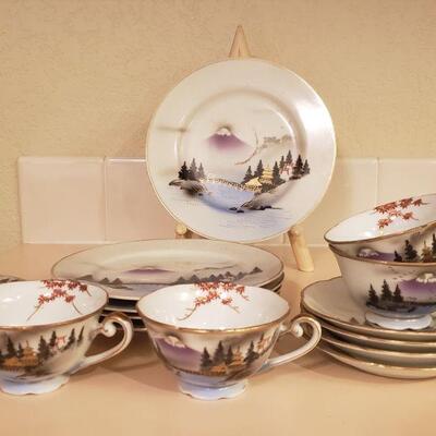 Lot 307: Japanese Dish Set