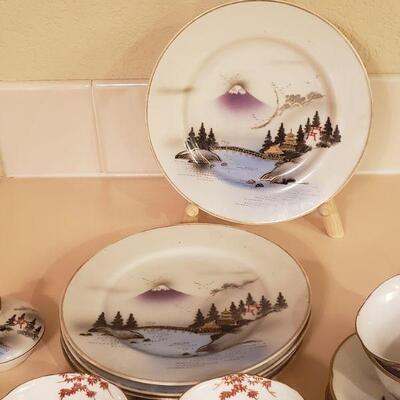 Lot 307: Japanese Dish Set
