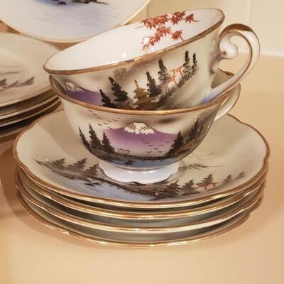 Lot 307: Japanese Dish Set
