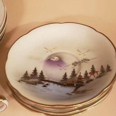 Lot 307: Japanese Dish Set