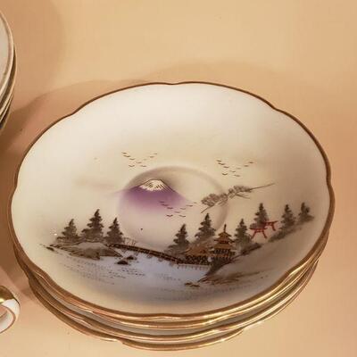Lot 307: Japanese Dish Set