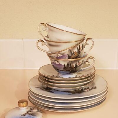 Lot 307: Japanese Dish Set