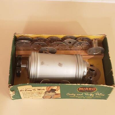 Lot 309: Vintage Mirro Pastry Press