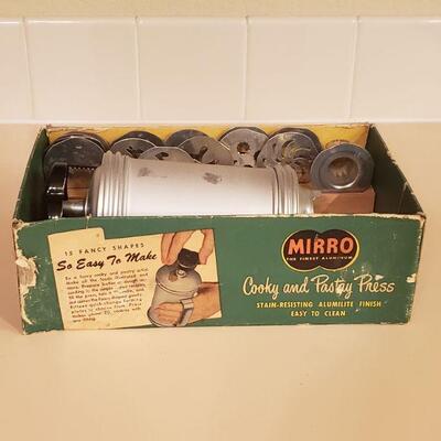 Lot 309: Vintage Mirro Pastry Press