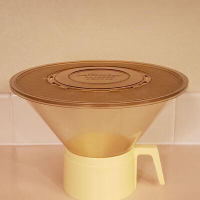 Lot 317: Amana Microwave Popcorn Dish