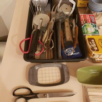 Lot 318: Kitchen Drawer lot