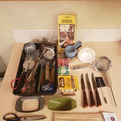 Lot 318: Kitchen Drawer lot