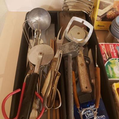 Lot 318: Kitchen Drawer lot