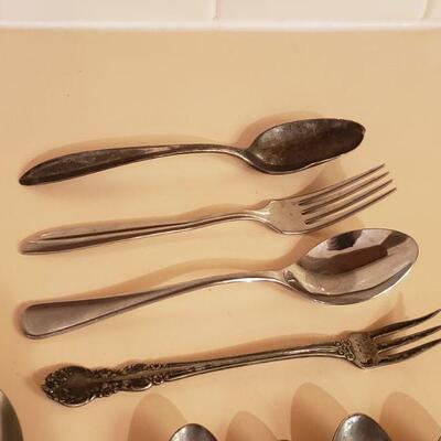 Lot 319: Mixed Flatware 