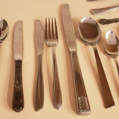 Lot 319: Mixed Flatware 