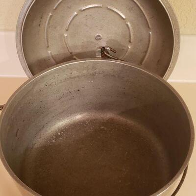 Lot 336: Hammered Dutch Oven