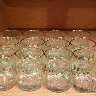 Lot 364: Vintage Christmas Holly Short Tumblers