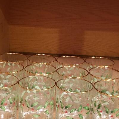 Lot 364: Vintage Christmas Holly Short Tumblers