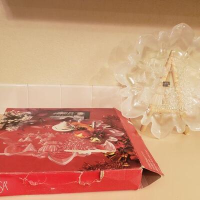 Lot 365: Vintage Mikasa Christmas 13.5" Platter 