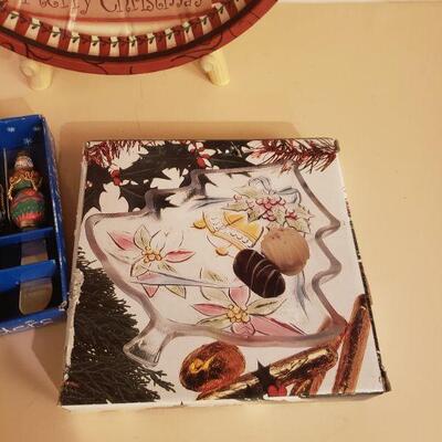 Lot 367: Vintage Christmas Trays and Spreaders
