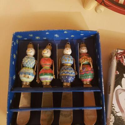 Lot 367: Vintage Christmas Trays and Spreaders